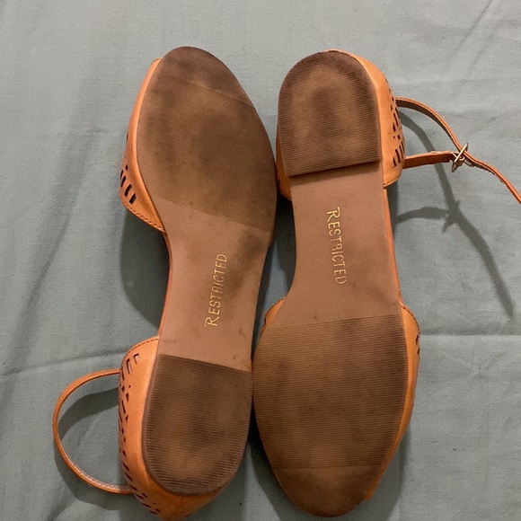 Restricted flat leather sandals in good condition - Picture 5 of 6